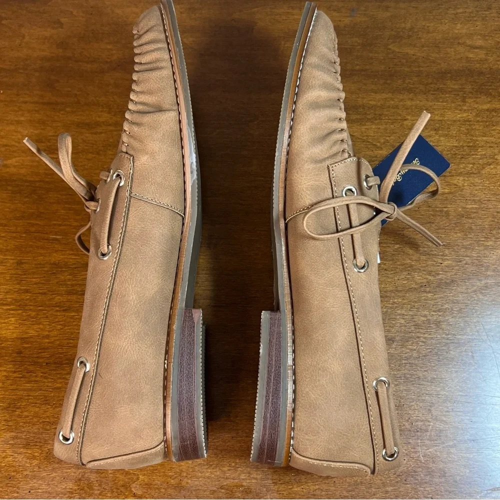 Tommy Bahama Nahara Women’s Size 7 Tan Boat Shoes Moc Toe Loafers NWT